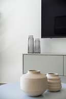 O&O - 2 BR Stylish & Modern Apartment