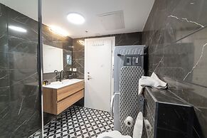 O&O - 2 BR Stylish & Modern Apartment