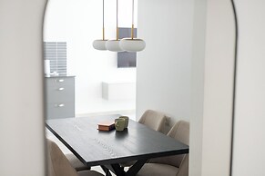 O&O - 2 BR Stylish & Modern Apartment