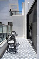 O&O - 2 BR Stylish & Modern Apartment