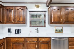 Becca's Place 3 Bedroom Home by RedAwning