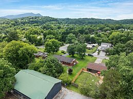 Becca's Place 3 Bedroom Home by RedAwning