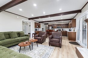 Becca's Place 3 Bedroom Home by RedAwning