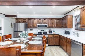 Becca's Place 3 Bedroom Home by RedAwning