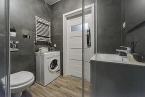 Lumina modern studio with balcony