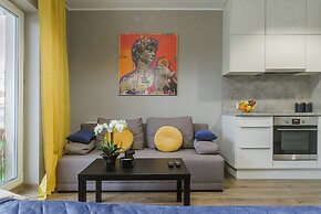 Lumina modern studio with balcony