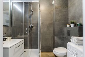 Lumina modern studio with balcony