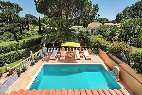4 Bedrooms Private Pool Close To All Amenities