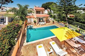 4 Bedrooms Private Pool Close To All Amenities