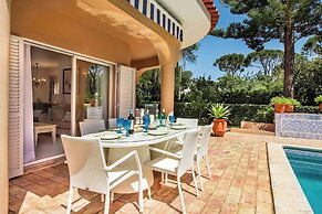 4 Bedrooms Private Pool Close To All Amenities