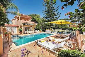 4 Bedrooms Private Pool Close To All Amenities