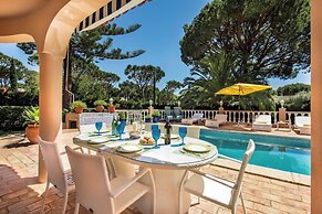 4 Bedrooms Private Pool Close To All Amenities