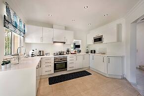 4 Bedrooms Private Pool Close To All Amenities
