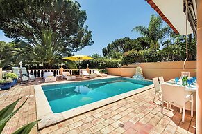 4 Bedrooms Private Pool Close To All Amenities