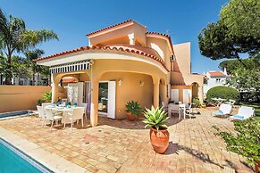4 Bedrooms Private Pool Close To All Amenities