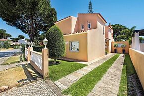 4 Bedrooms Private Pool Close To All Amenities