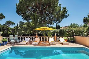 4 Bedrooms Private Pool Close To All Amenities