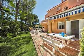 4 Bedrooms Private Pool Close To All Amenities