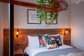 Higgihaus Cabot Mews Aparthotel