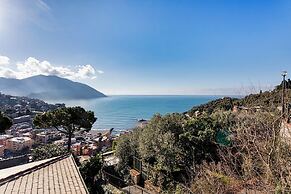 Seaview Apartment with Garden in Recco