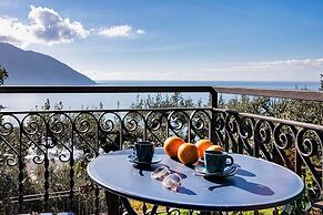 Seaview Apartment with Garden in Recco