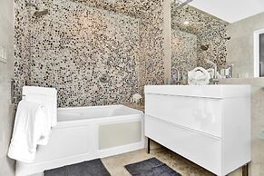 Private Pool 3BR With Lakefront View