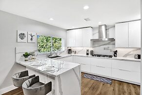 Private Pool 3BR With Lakefront View