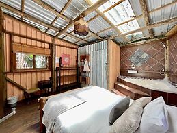 Mantis and Moon Backpacker Lodge