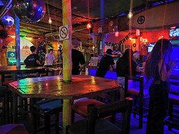 Mantis and Moon Backpacker Lodge