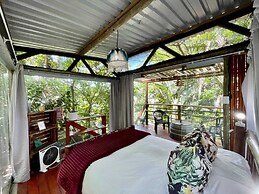 Mantis and Moon Backpacker Lodge