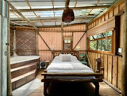 Mantis and Moon Backpacker Lodge