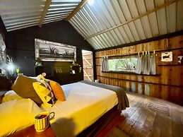 Mantis and Moon Backpacker Lodge