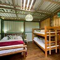 Mantis and Moon Backpacker Lodge