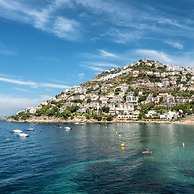 Peater Plaza in Roses