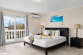 Sleeps 12 Spacious Private Pool Great Location