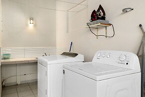 Sleeps 12 Spacious Private Pool Great Location