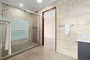 Sleeps 12 Spacious Private Pool Great Location