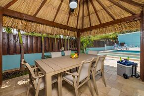 Sleeps 12 Spacious Private Pool Great Location