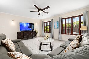 Sleeps 12 Spacious Private Pool Great Location