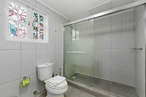 Sleeps 12 Spacious Private Pool Great Location