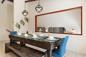 Sleeps 12 Spacious Private Pool Great Location