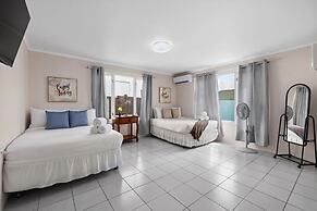 Sleeps 12 Spacious Private Pool Great Location