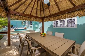 Sleeps 12 Spacious Private Pool Great Location