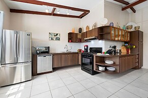 Sleeps 12 Spacious Private Pool Great Location