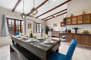 Sleeps 12 Spacious Private Pool Great Location