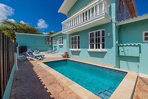 Sleeps 12 Spacious Private Pool Great Location