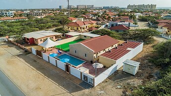 2 Queen Studio w Pool BBQ Hotwater Close 2 Beach