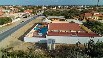 2 Queen Studio w Pool BBQ Hotwater Close 2 Beach