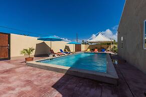 2 Queen Studio w Pool BBQ Hotwater Close 2 Beach