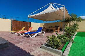 2 Queen Studio w Pool BBQ Hotwater Close 2 Beach